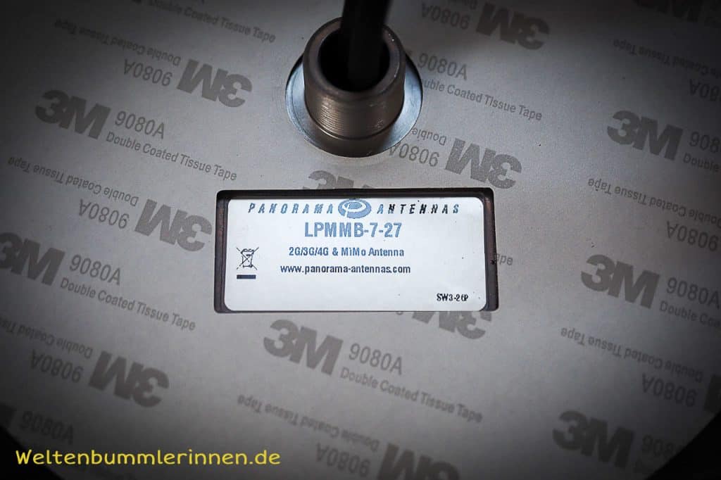 Die Unterseite unserer Rundantenne mit der vollflächigen 3M Klebefolie.