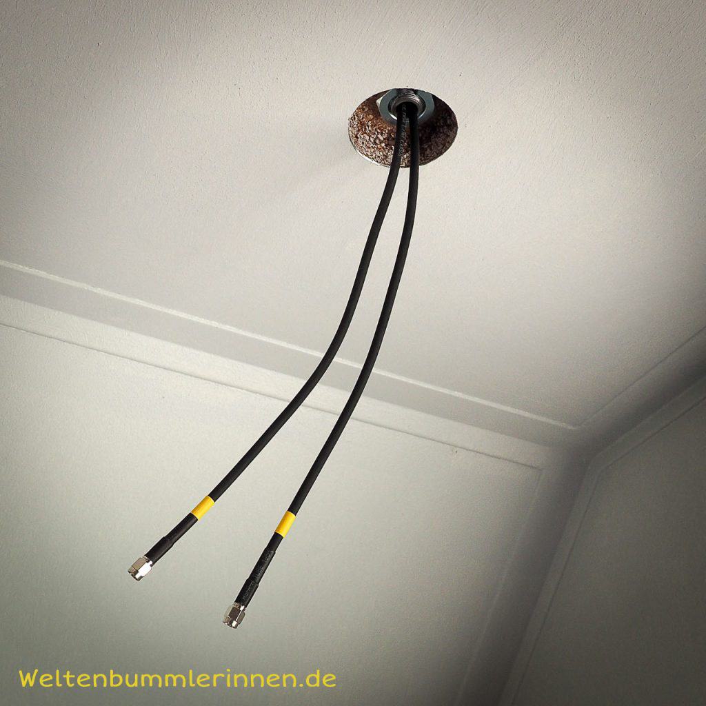 Das gebohrte Loch im Dach des Steyr mit den hindurchgeführten Kabeln.