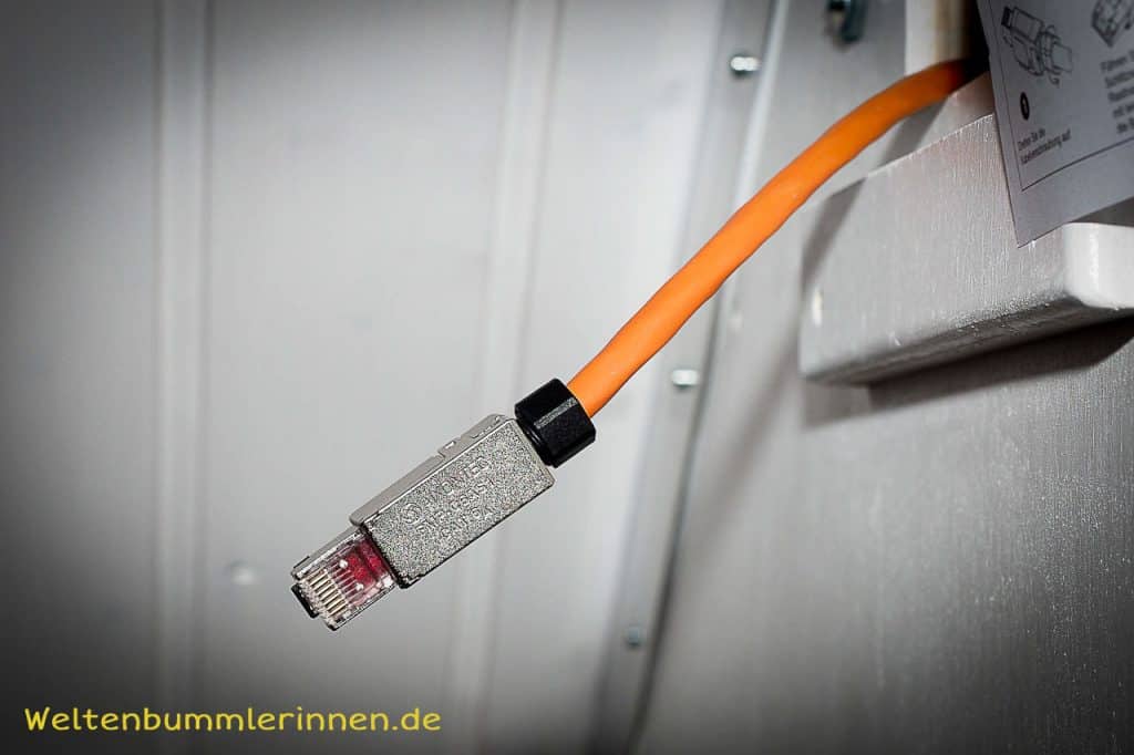 Ein LAN Stecker zur Montage an ein Kabel.