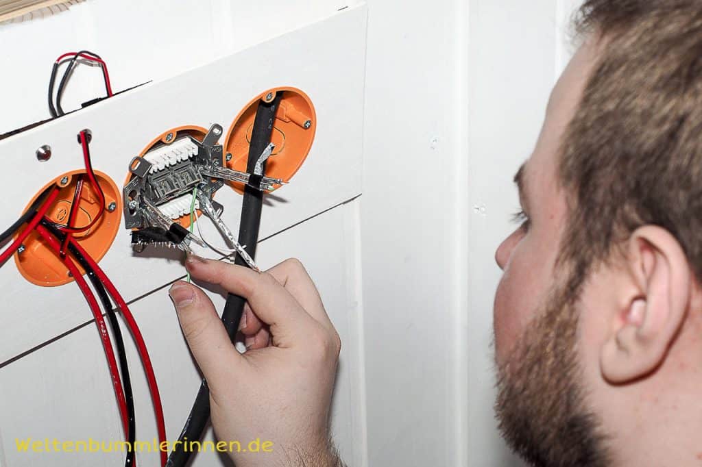 Die Montage einer LAN Steckdose in unserem ersten Wohnmobil war nicht so ganz ohne.