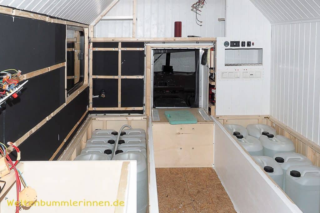 Wassertanks unter dem Sofa sind zum Wassertanken eher suboptimal.