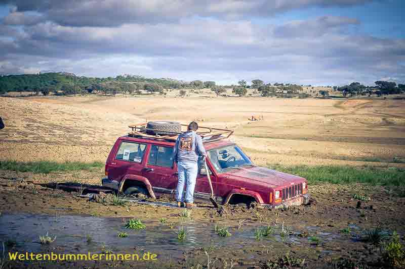 Portugal, Pego do Altar - Geländewagen bleibt im Matsch stecken