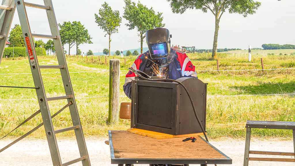 Schweißen des Untergestells Holzofen
