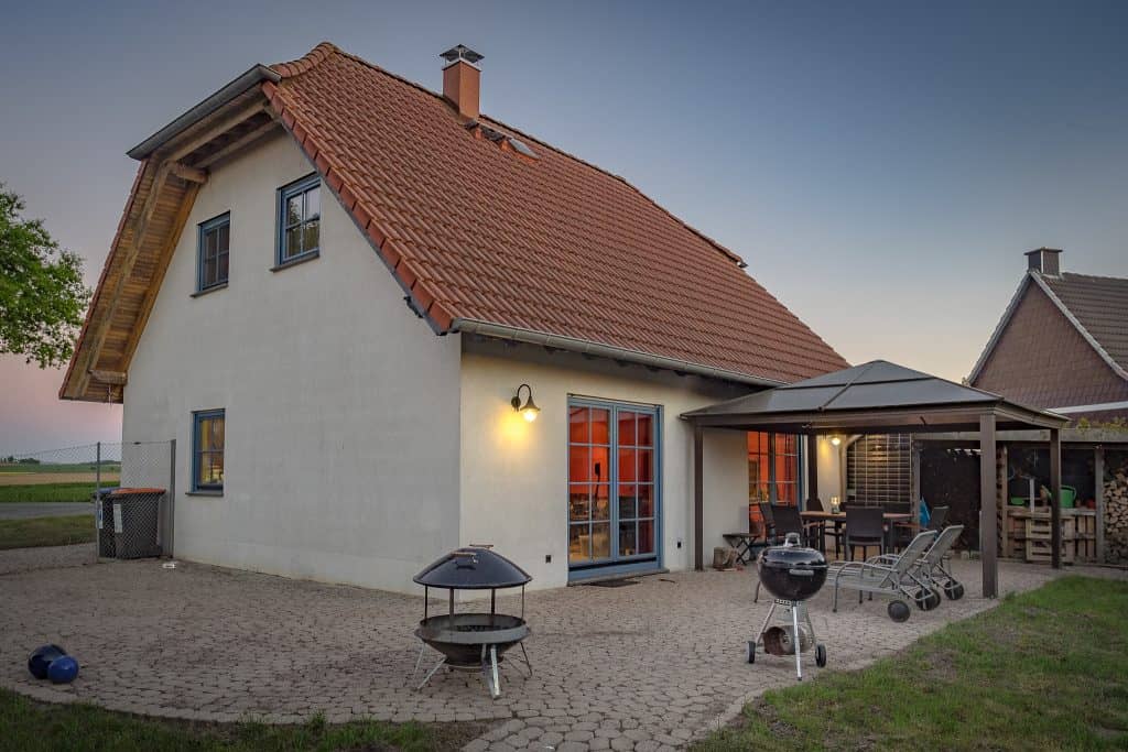 Ein ganzes Haus zu entrümpeln und zu verkaufen kann nervig sein. Besonders, wenn man lieber wieder wegfahren möchte.