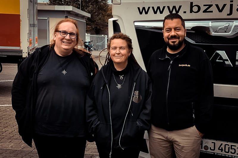 Allzeit Bereift nebst Fahrlehrer Pasco bei der Kraftfahrerschule in Springe nach bestandener Prüfung für den Führerschein Klasse C.