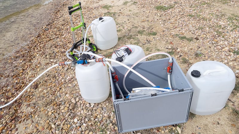 Alllzeit-Bereift.de Kiste für die Filteranlage mit leeren Kanistern und angeschlossener Pumpe - Wasser Camper