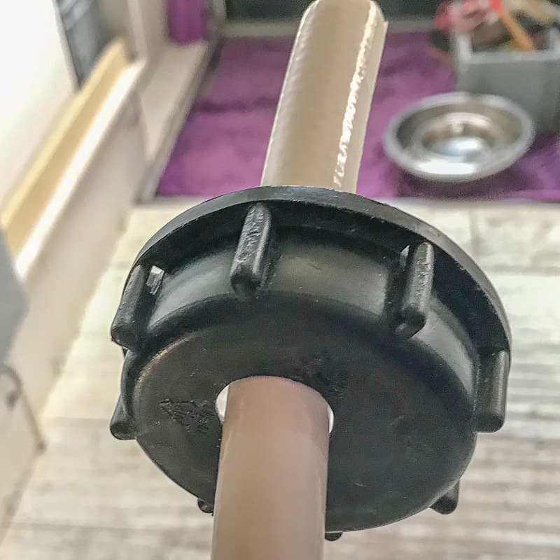 Allziet-Bereift.de Wasser im Camper Deckel eines Wasserkanisters mit durchgeführtem Schlauch