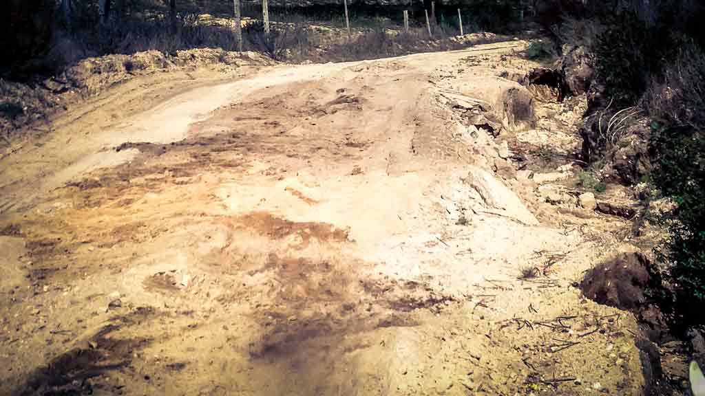 Nicht jeder Boden ist gleich gut befahrbar. Und manchmal sieht man es dem Boden auch vorher nicht an, wenn er nachgiebig ist.