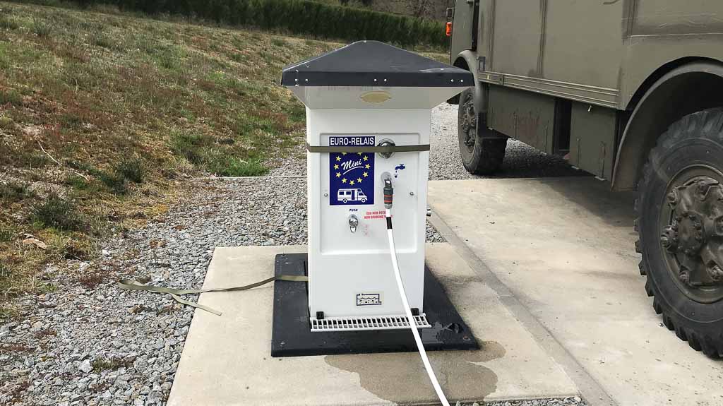 Wasser tanken mit Spanngurt