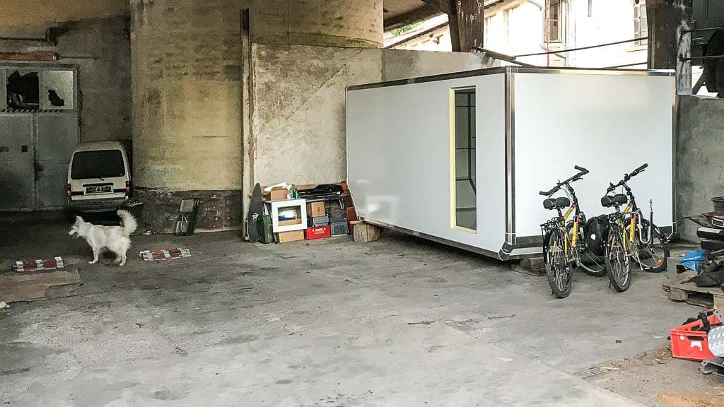 Unser Wohnkoffer steht noch unbearbeitet am Ausbauort.