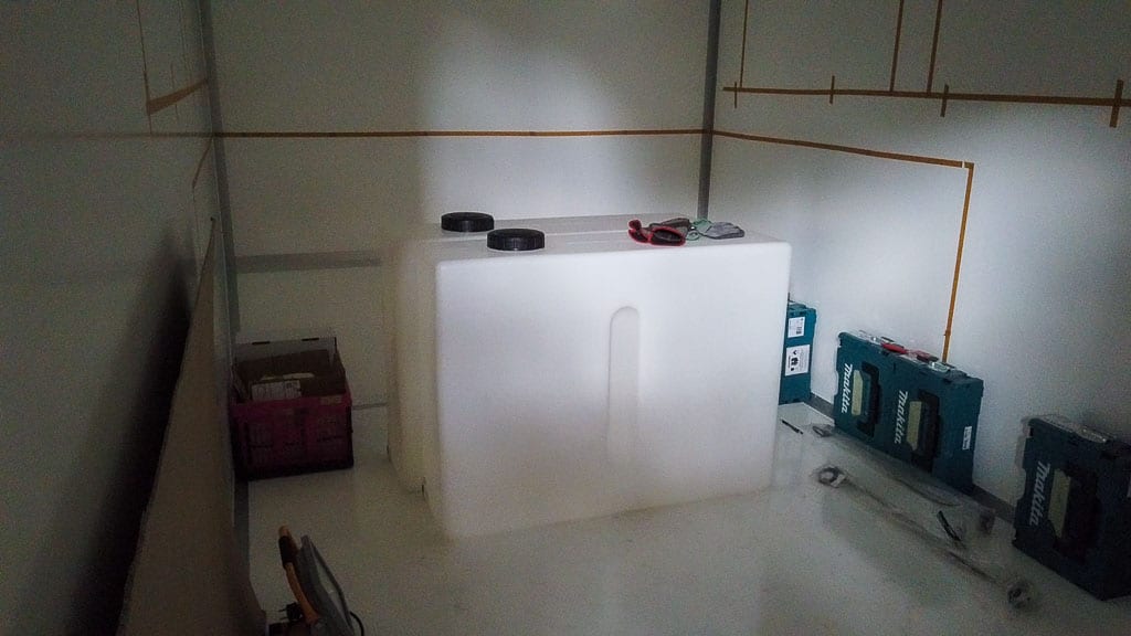 Antenne, Wassertanks und Außenbeleuchtung