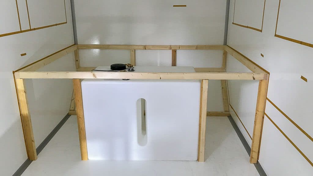 Unsere Frischwassertanks stehen schon mal an ihrem künftigen Platz unter dem Bett.