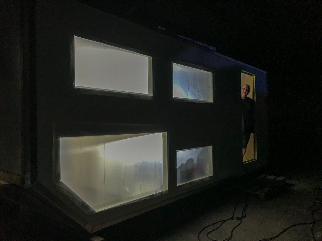 Die Ausschnitte für die künftigen Fenster und Klappen sind nun erledigt.