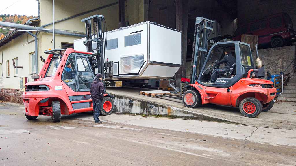 Unser Koffer zieht zum Fenster und Klappeneinbau in eine warme Halle bei 4Wheel24 um