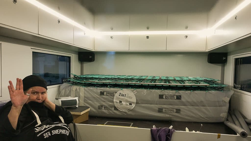 2019-11-30 18-15-42-1024 Die Boxen der Soundanlage sind bei uns in den hinteren Ecken des Kofffers, unterhalb der Hängeschränke angebracht.