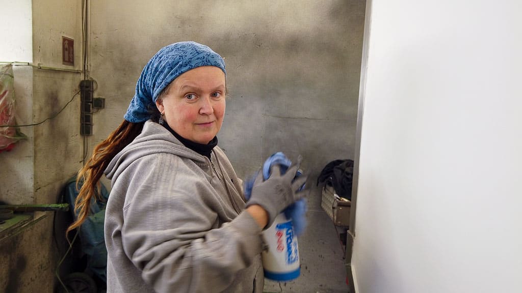 Wir helfen bei der Vorbereitung in der Lackiererei von 4Wheel24 fleißig an den Vorbereitungen zur Lackierung mit.