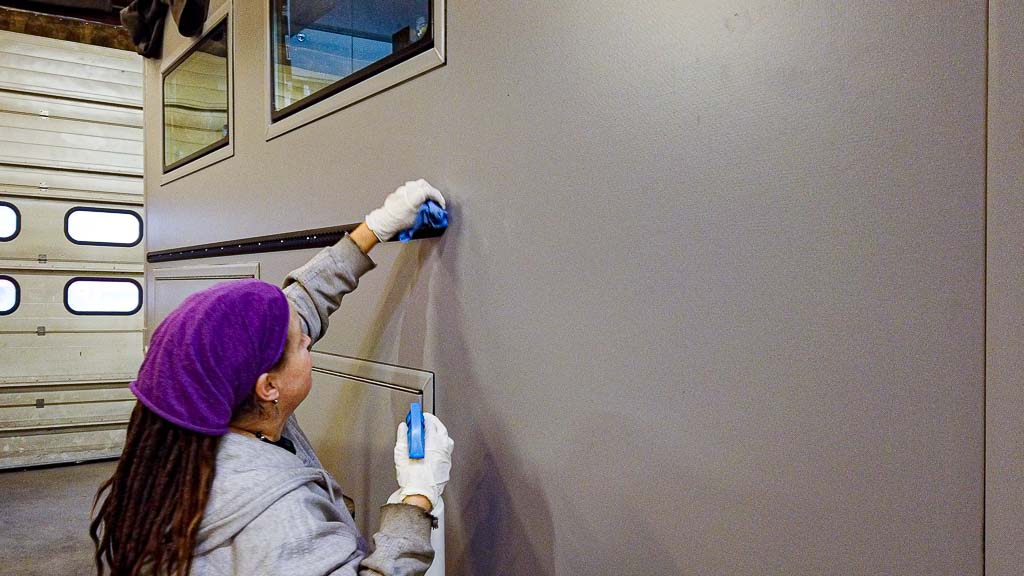 Airlineschiene außen am Wohnmobil befestigen