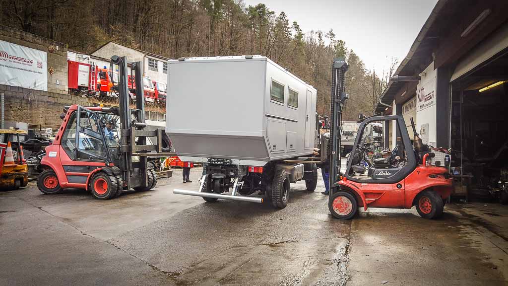 Am 14. Februar feiern wir unsere Fahrzeughochzeit , die Vereinigung zwischen Fahrzeug und Wohnkoffer.