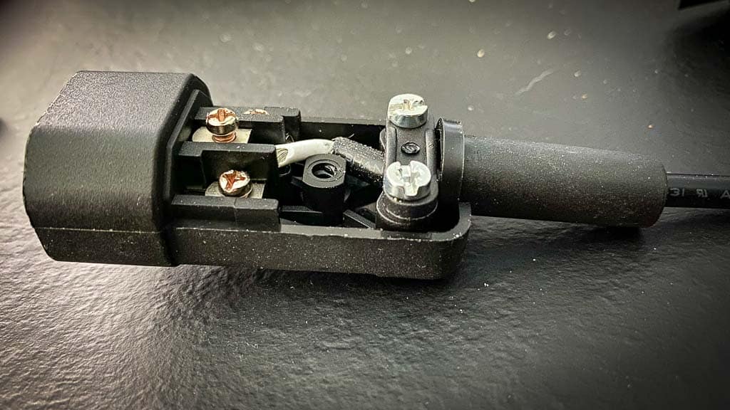 2020-03-28 11-59-18-1024 Der Kaltgerätestecker wird entsprechend zu der Steckdose angeschlossen und ist danach verpolungssicher.