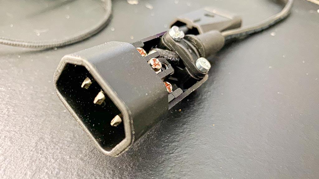 2020-03-28 11-59-31-1024 Der Kaltgerätestecker wird angeschlossen