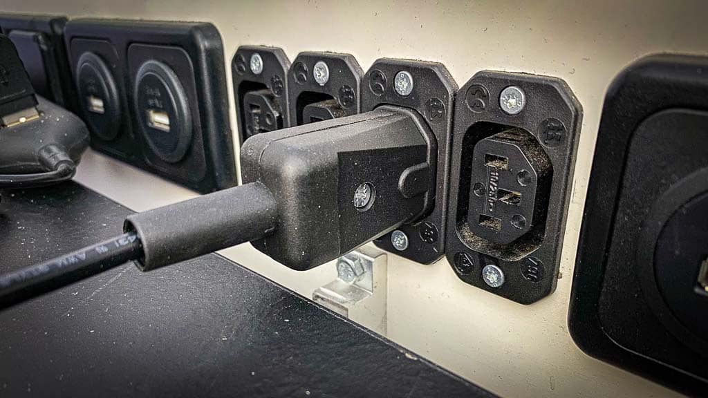 Wir nutzen Kaltgerätestecker und -Steckdosen für eine verpolungssichere 12 Volt Steckdosenleiste im Wohnmobil
