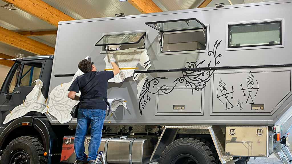 Harald, der Haus- und Hoffolierer von 4wheel24 zaubert die Muster unserer Lieblingsband Omnia an unsere Pearl.