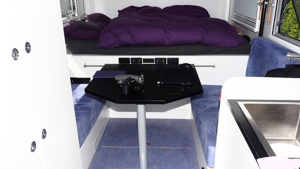 Möbelbau im Wohnmobil - Hier sieht man die Steckdosenleiste mit unseren 12 volt Steckdosen im Wohnmobilüber dem Tisch sehr gut