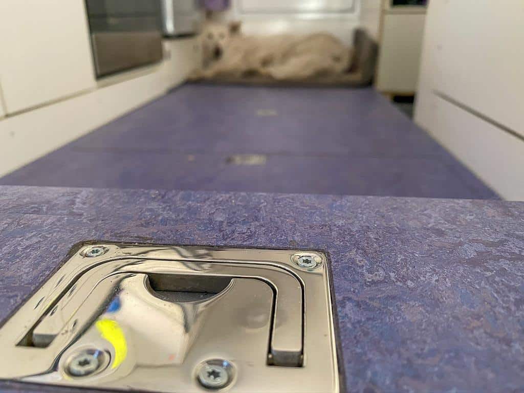 Die Lukengriffe unseres Fußbodenaufbaus im Wohnmobil brauchen extra starke Saugkraft, damit sie gut funktionieren