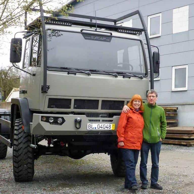 Angelika und Armin vor ihrem Thun Mobil