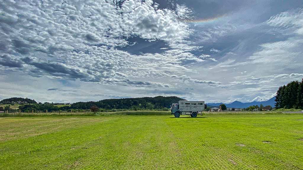 Black Pearl auf der grünen Wiese mit dramatischem Himmel