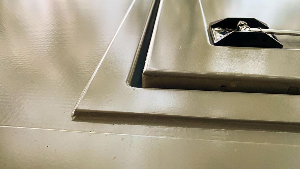 Eingangstuer-Ansicht-untere-Kante Verzogene Eingangstür, Ansicht von unten