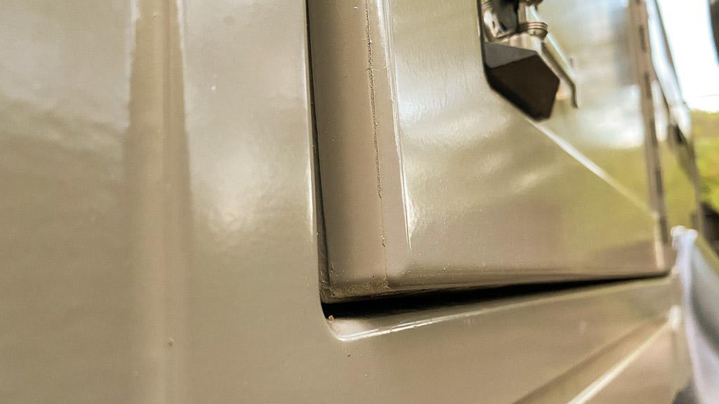 Eingangstuer-untere-Kante verzogenen Eingangstür, Ansicht untere Ecke