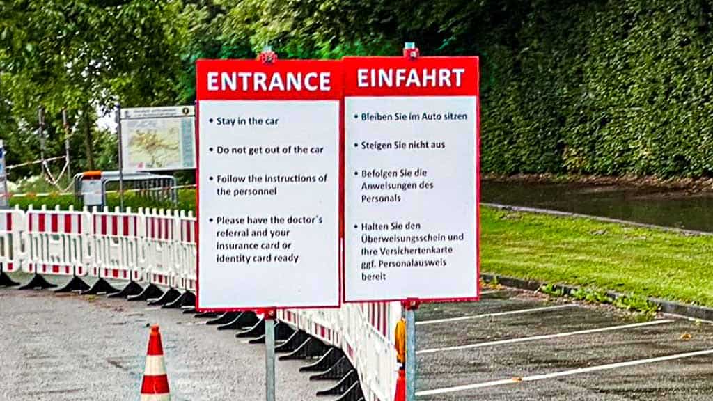 Hinweisschild auf dem abgesperrten und als Corona-Massentest-Stelle eingerichteten Festplatz in Ehingen