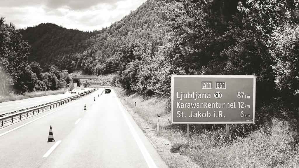 Quer durch Europa 02 Karawankentunnel Black Pearl und Allzeit-Bereift