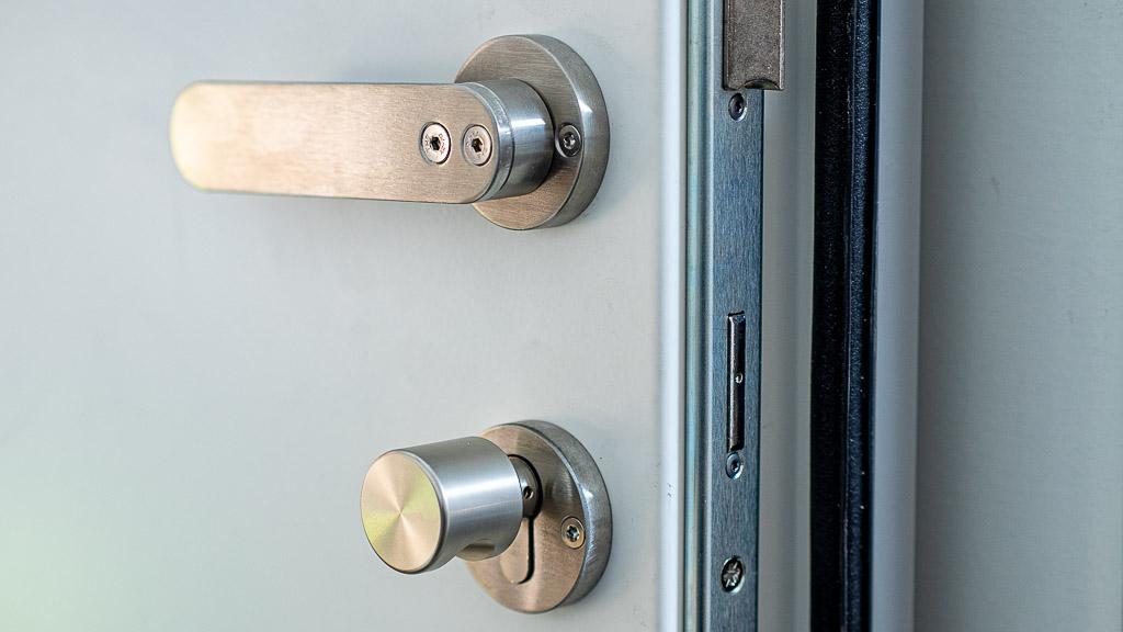 Sideway-Eingangstuer-Tuergriff-innenansicht Sideway Fenster Türen Klappen im Wohnmobil