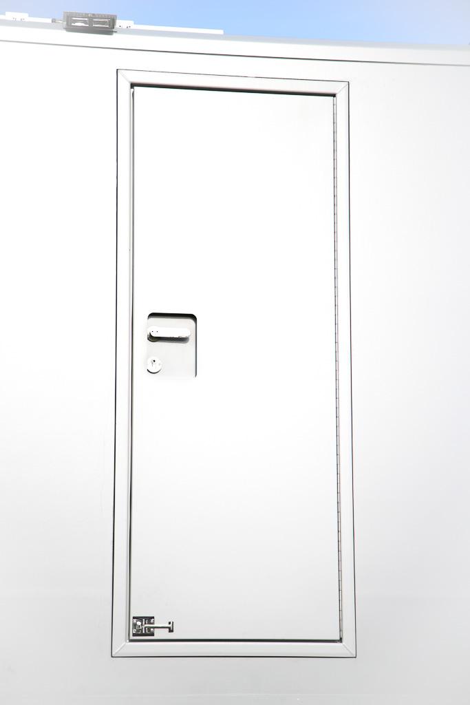 Sideway-eingangstuer-geschlossen-Nahansicht geschlossene Eingangstür der Black Pearl Nahaufnahme