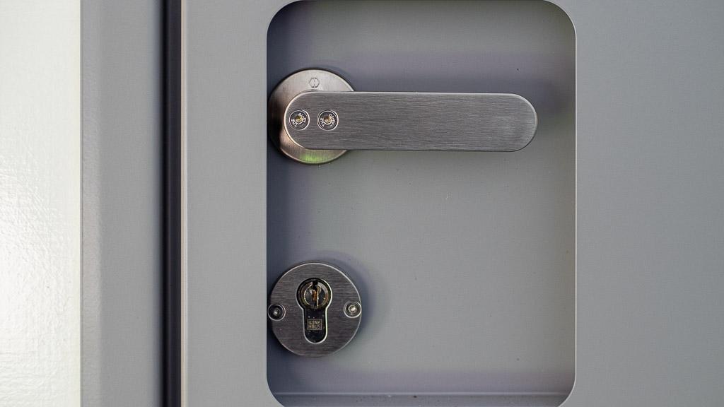 Sideway-eingangstuer-griffmulde-außenansicht Sideway Fenster Türen Klappen im Wohnmobil