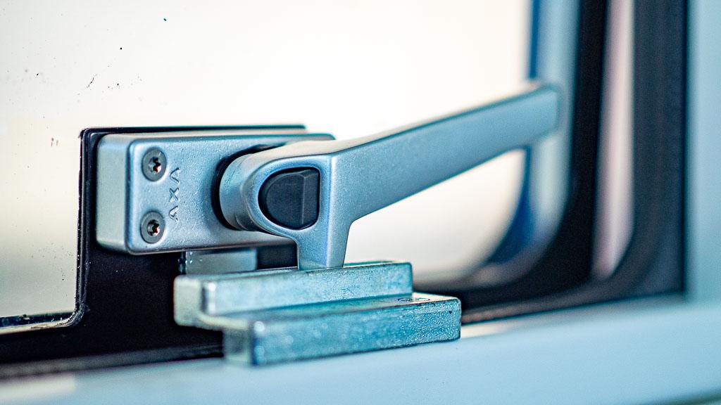 Sideway-fenstergriff-luefterstellung Sideway Fenster Türen Klappen im Wohnmobil