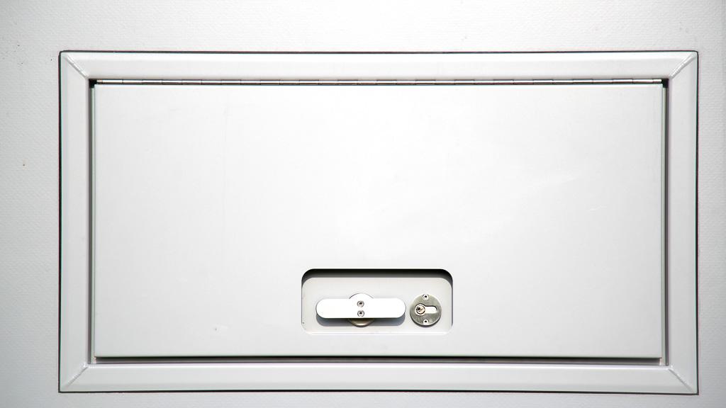 Sideway-klappe-geschlossen-Detailansicht Sideway Fenster Türen Klappen im Wohnmobil