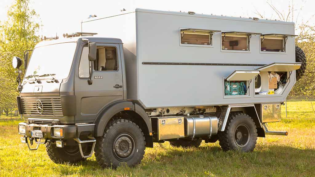 Sideway-klappen-geoeffnet Sideway Fenster Türen Klappen im Wohnmobil