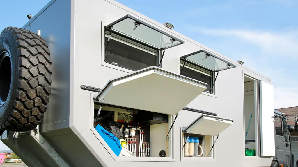 Die Fenster, Türen und Klappen in unserem Wohnmobil sind von Sideway