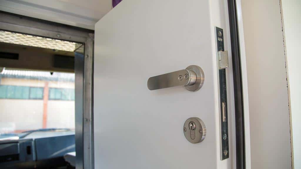 sideway-durchstiegsklappe-geoeffnet Sideway Fenster Türen Klappen im Wohnmobil