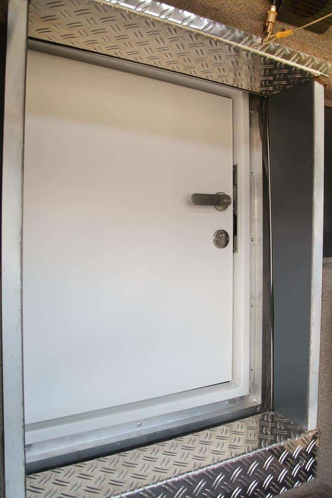 sideway-durchstiegsklappe-geschlossen Sideway Fenster Türen Klappen im Wohnmobil