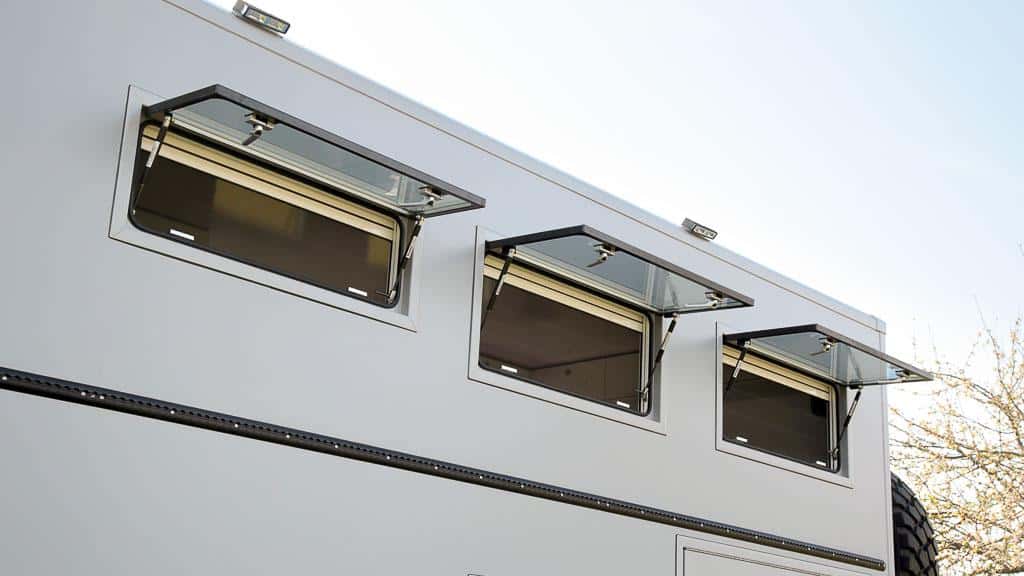 sideway-fenster-geoeffnet Sideway Fenster Türen Klappen im Wohnmobil