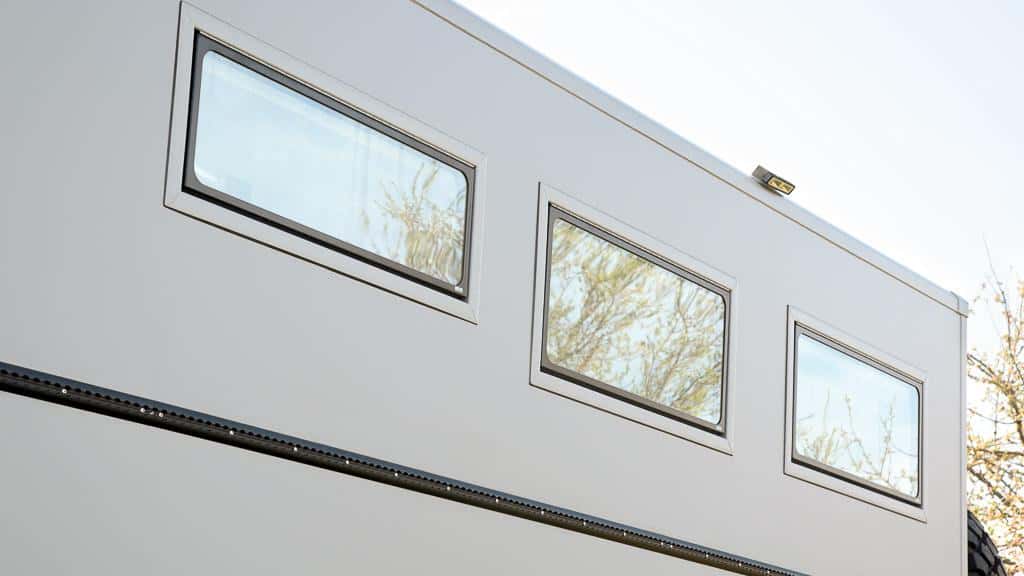 sideway-fenster-geschlossen Sideway Fenster Türen Klappen im Wohnmobil