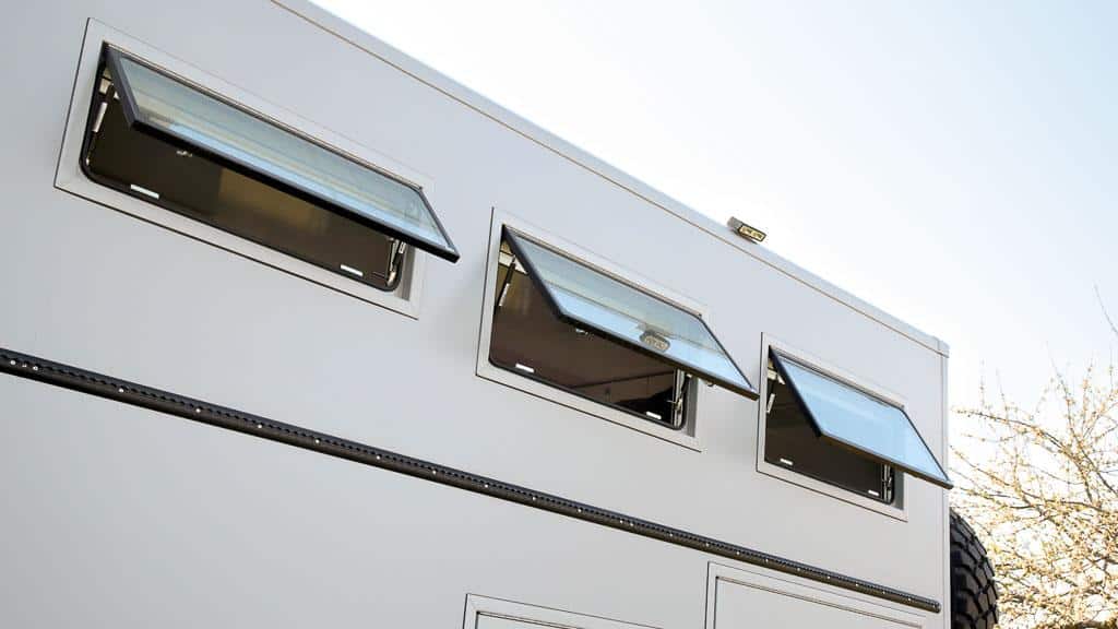 sideway-fenster-halb-geoeffnet Sideway Fenster Türen Klappen im Wohnmobil