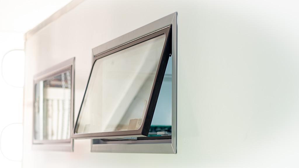 Sideway Fenster, halb geöffnet, Nahansicht