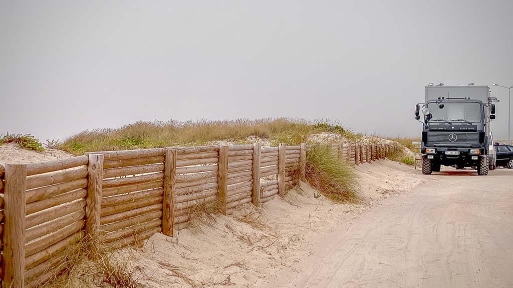 Im portugiesischen Hochsommer ist das manchmal neblige Klima an den nördlichen Stränden für uns und unser Mercedes LKW Wohnmobilperfekt