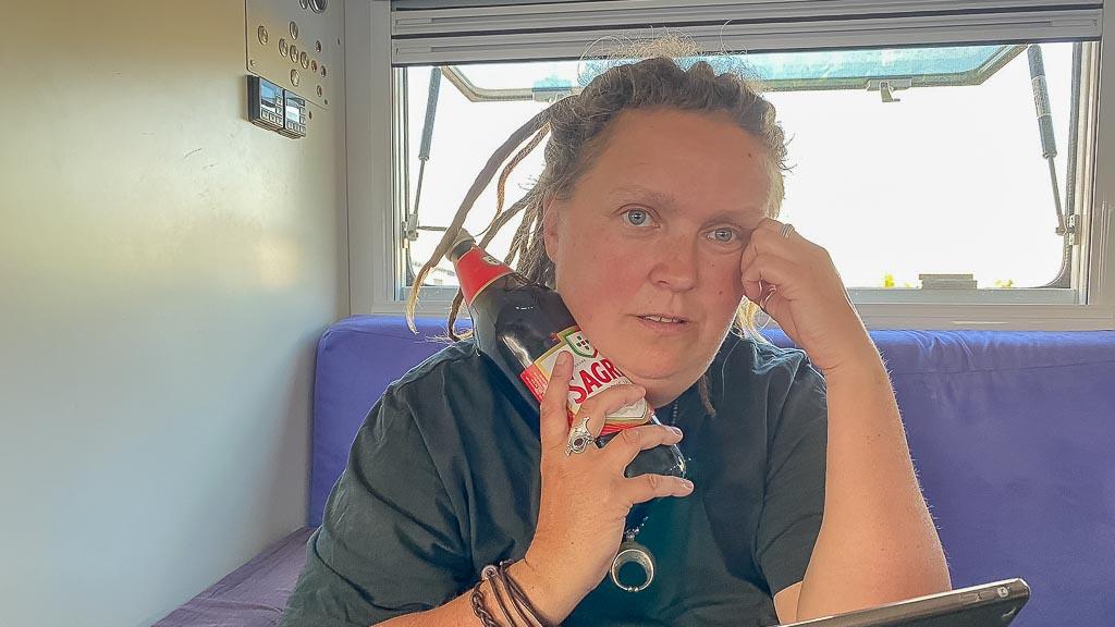 abkuehlung-mit-kalter-bierflasche Abkühlung durch kalter Bierflasche, die an den Hals gehalten wird