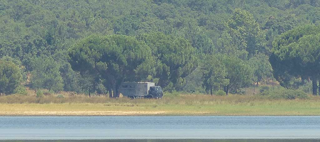 black-pearl-am-montargil-stausee-vom-anderen-ufer Black Pearl am Barragem de Montargil vom anderen Seeufer aus fotografiert - Foto von Andre Bonsch, amumot.de